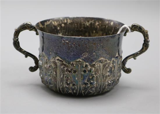 A George V repousse silver porringer by S.W. Smith & Co, Birmingham, 1911, 7 oz.